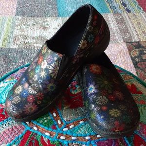Floral Springstep clogs size 9